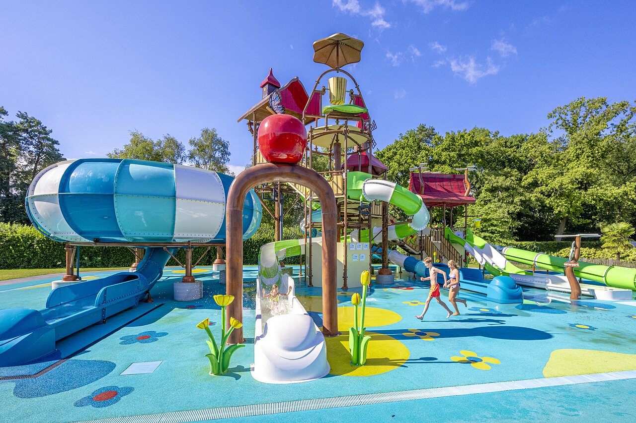 Aire de jeux aquatique avec toboggans color�s au camping CAPFUN het Winkel � Winterswijk.