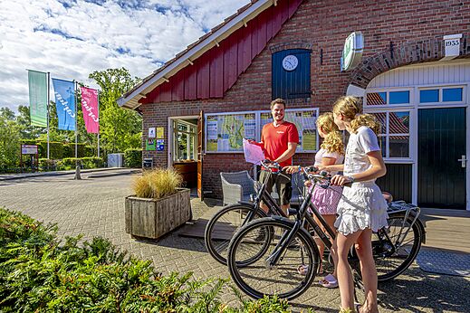 Accueil du camping, personnel et vacanciers avec vélos au camping CAPFUN het Winkel à Winterswijk.