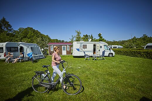 Emplacements de camping avec caravane, camping-car et vélos au camping CAPFUN het Winkel à Winterswijk.