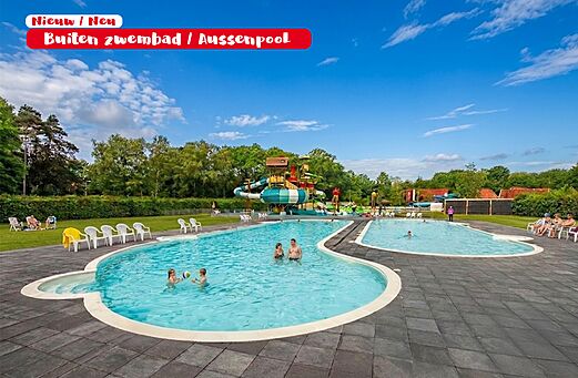 Grande piscine extérieure avec toboggans aquatiques et chaises au camping CAPFUN het Winkel.