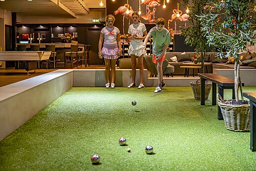 Terrain de pétanque intérieur avec enfants jouant au camping CAPFUN het Winkel à Winterswijk.