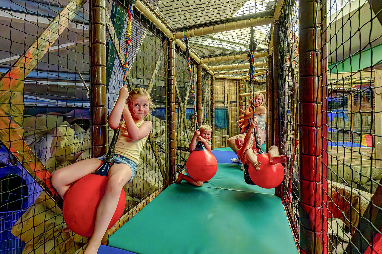 Aire de jeux int�rieure avec balan�oires � boules, camping CAPFUN Wondermolen � Molenschot.