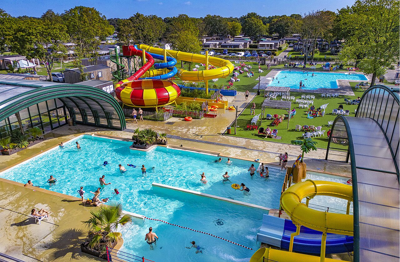 Toboggans aquatiques g�ants et piscines int�rieures/ext�rieures au camping CAPFUN de Wondermolen � Molenschot.