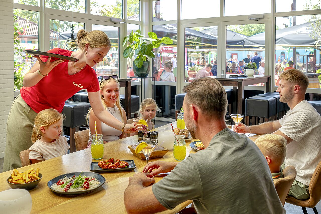 Famille d�nant au restaurant du camping CAPFUN de Wondermolen � Molenschot.