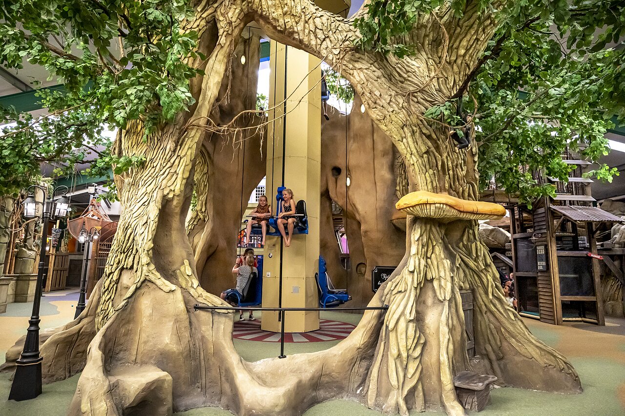 Attraction verticale enfants, aire de jeux int�rieure au camping CAPFUN de Wondermolen � Molenschot.