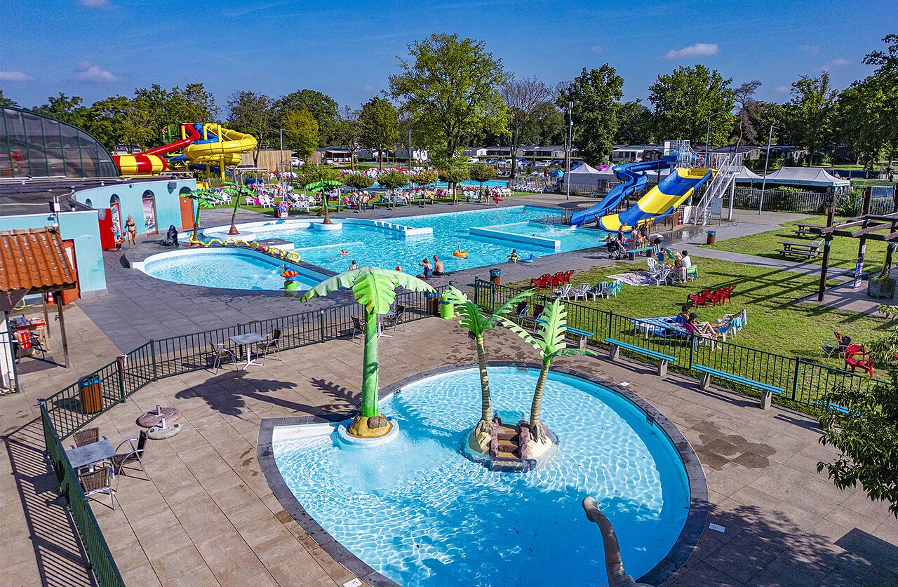 Parc aquatique, toboggans et piscines ext�rieures au camping CAPFUN de Wondermolen � Molenschot.