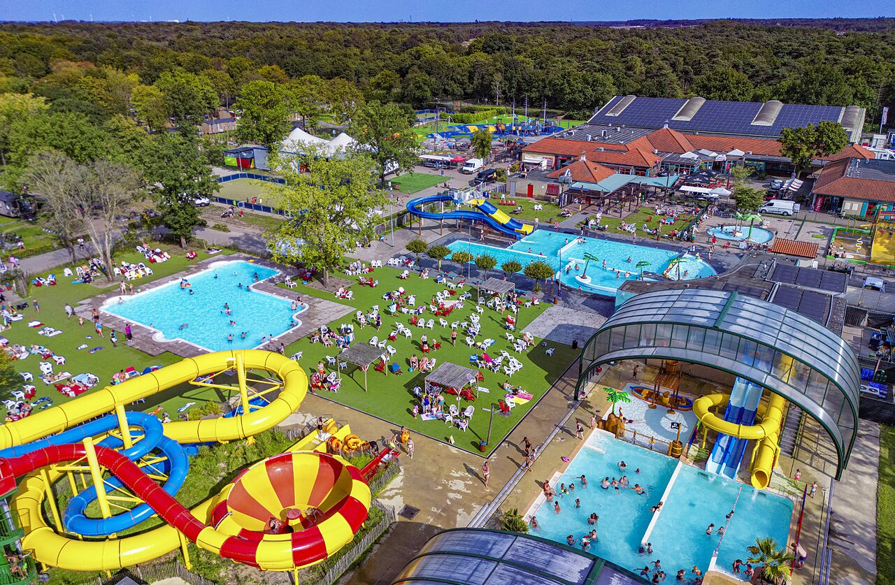 Vue a�rienne du parc aquatique avec toboggans et piscines au camping CAPFUN de Wondermolen � Molenschot.