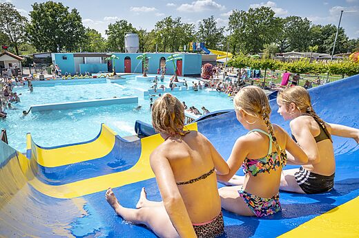 Toboggan aquatique et piscine extérieure au camping CAPFUN de Wondermolen à Molenschot.