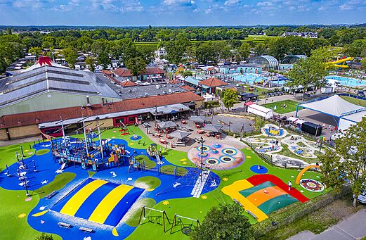 Grande aire de jeux colorée avec bateau pirate et trampolines au camping CAPFUN de Wondermolen à Molenschot.