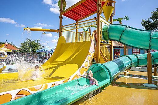 Toboggans aquatiques et jeux d'eau pour enfants au camping CAPFUN Wondermolen à Molenschot.