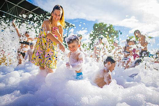 Fête de la mousse amusante pour enfants et adultes au camping CAPFUN de Wondermolen.
