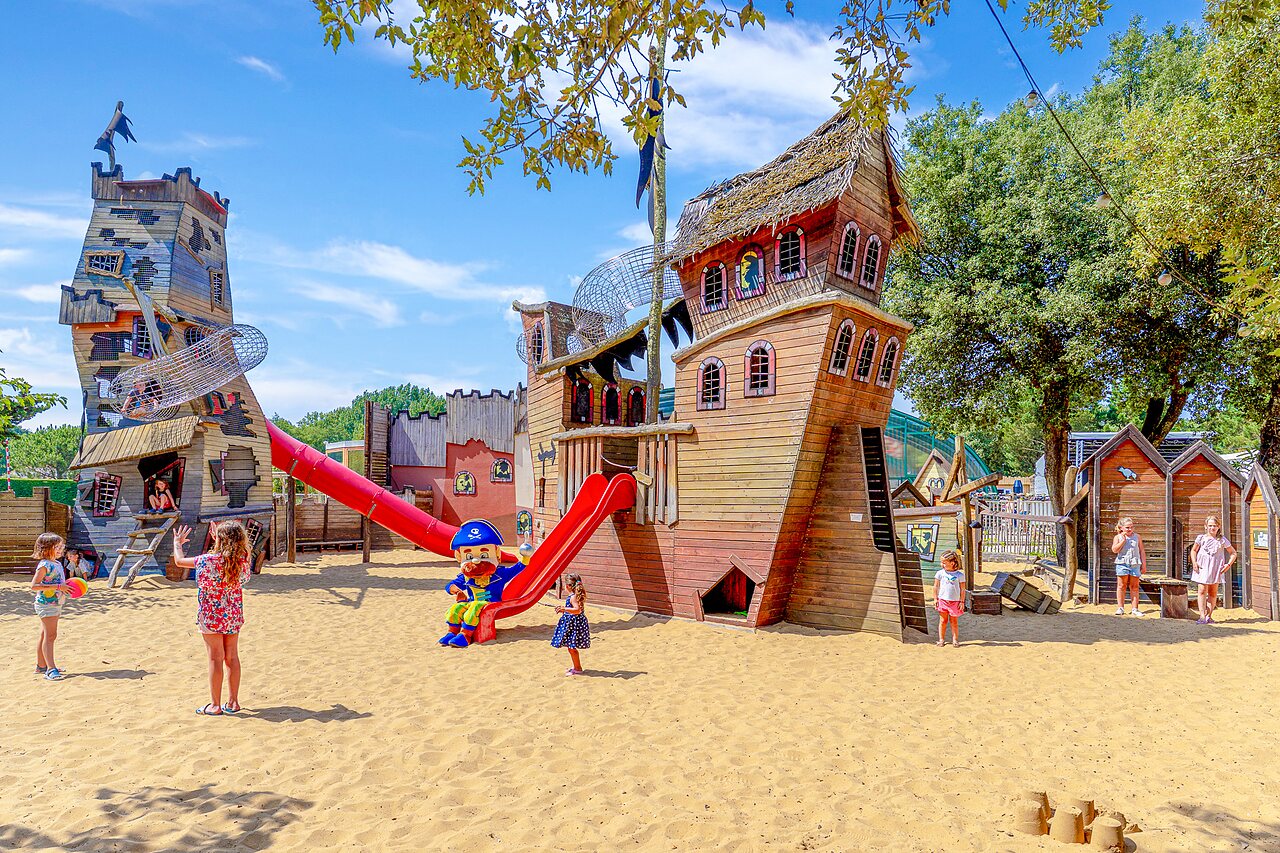 Aire de jeux pirate, toboggans g�ants au camping CAPFUN Zagarella � LONGEVILLE SUR MER (85).