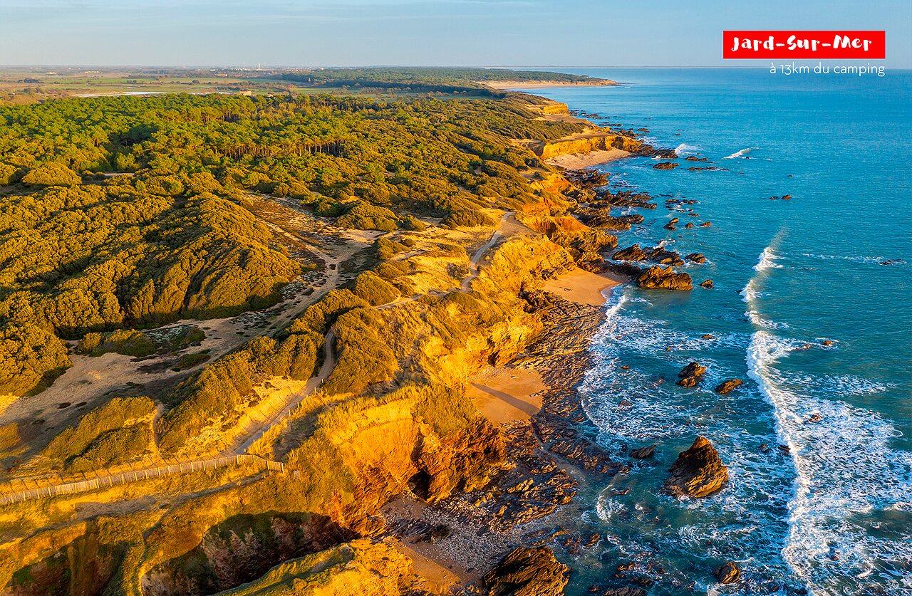 C�te rocheuse et plages de sable de Jard-sur-Mer, � visiter pr�s du camping.
