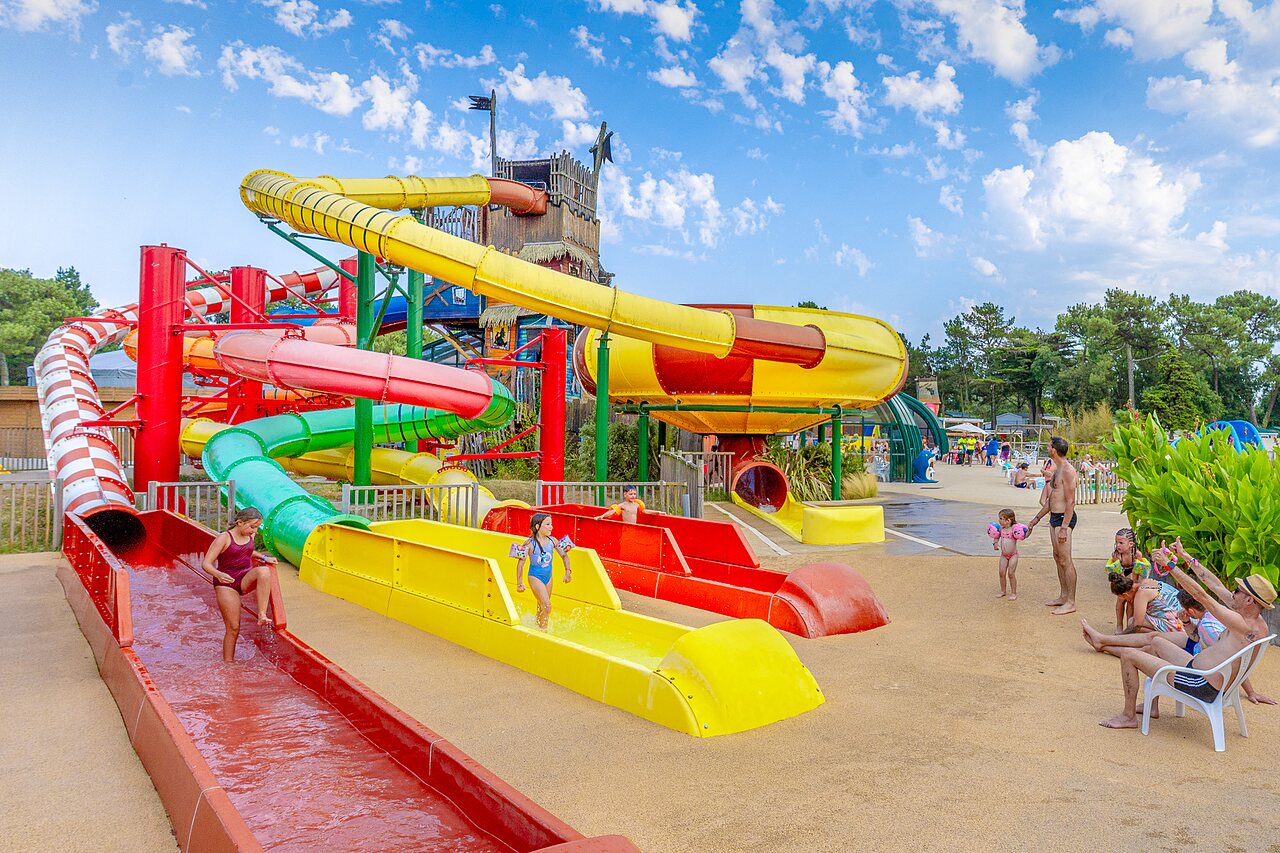 Toboggans aquatiques color�s et jeux d'eau au camping CAPFUN Zagarella � LONGEVILLE SUR MER (85).