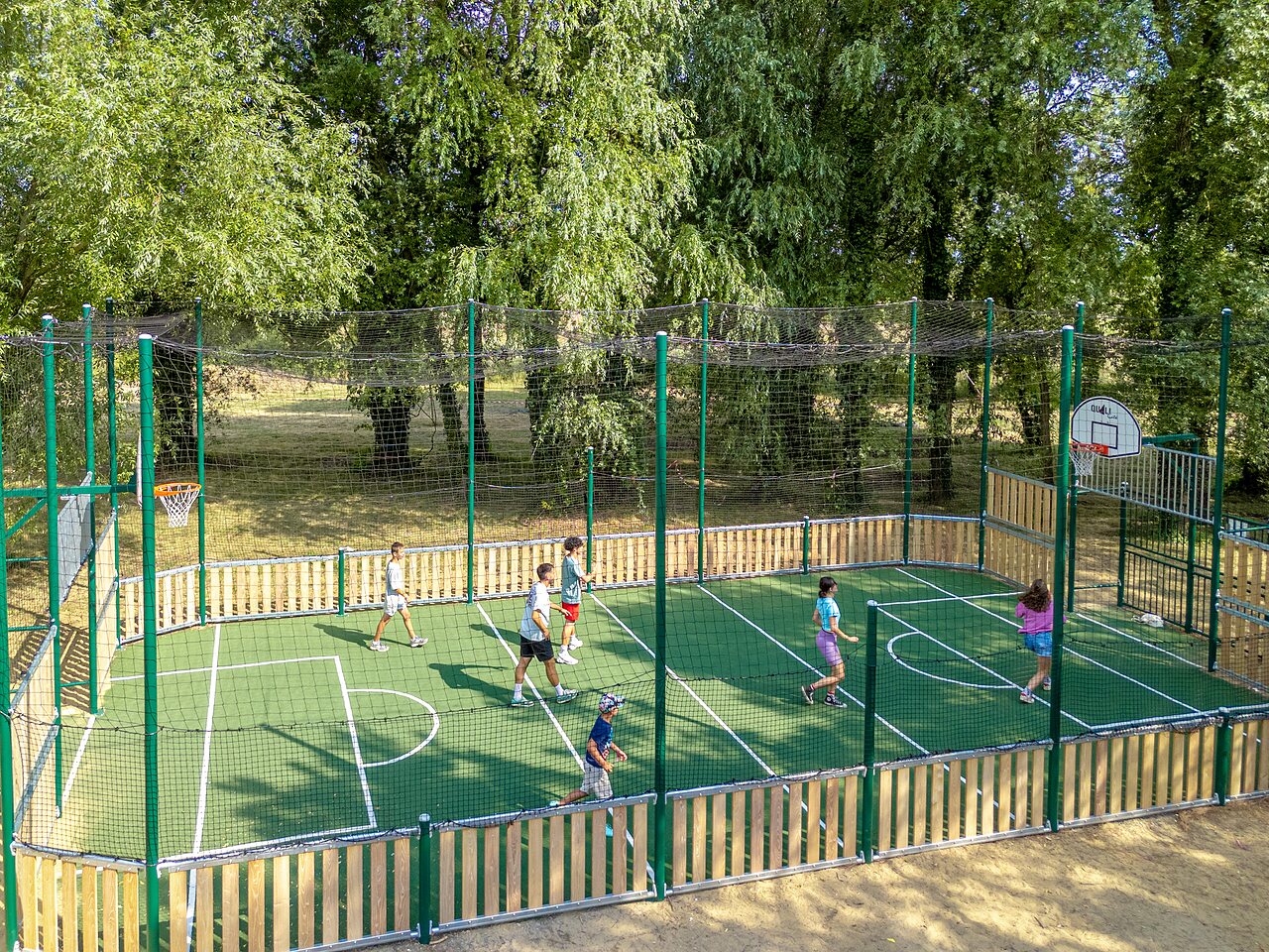 Terrain multisport avec enfants jouant au camping CAPFUN Zagarella � LONGEVILLE SUR MER (85).