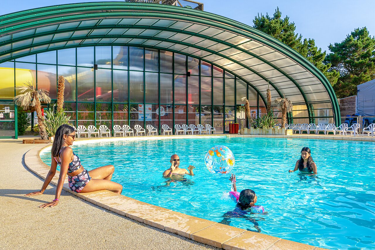 Piscine couverte, toboggans et famille au camping CAPFUN Zagarella � LONGEVILLE SUR MER.