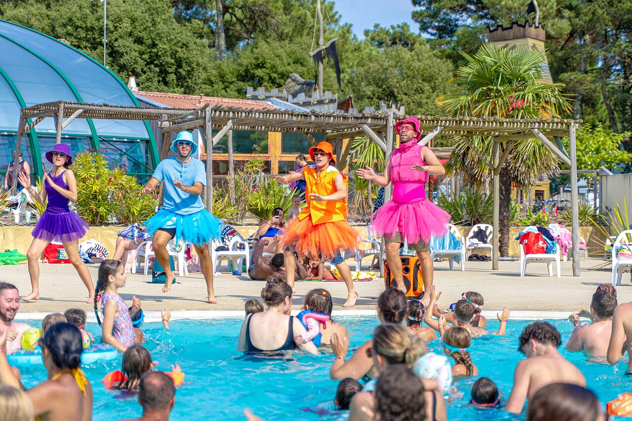 Animateurs d�guis�s et joyeuse animation aquatique � la piscine du camping CAPFUN Zagarella � LONGEVILLE SUR MER (85).