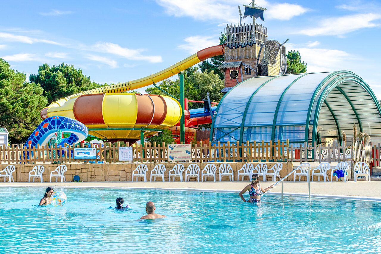 Piscine ext�rieure, toboggans g�ants et piscine couverte au CAPFUN Zagarella (85).