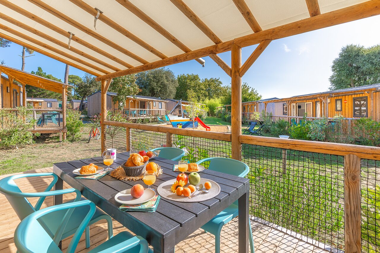 Terrasse Mobil-home, petit-d�jeuner, jeux au camping CAPFUN Zagarella � LONGEVILLE SUR MER (85).