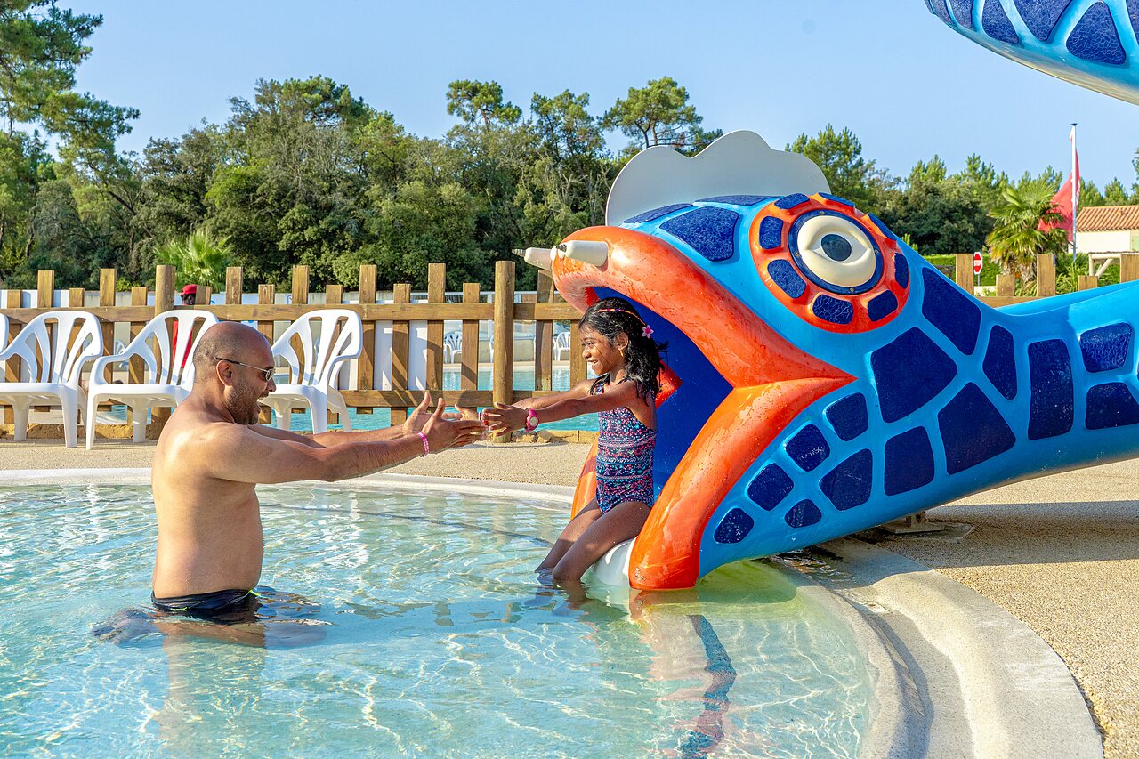Toboggan aquatique poisson et piscine ext�rieure au camping CAPFUN Zagarella � LONGEVILLE SUR MER (85).