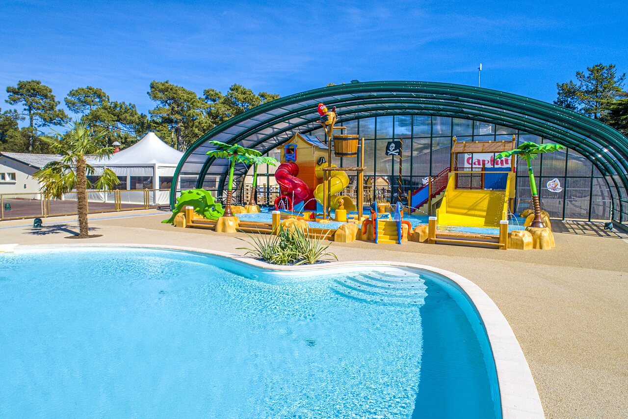 Parc aquatique couvert avec toboggans et piscine au camping CAPFUN Zagarella � LONGEVILLE SUR MER (85).