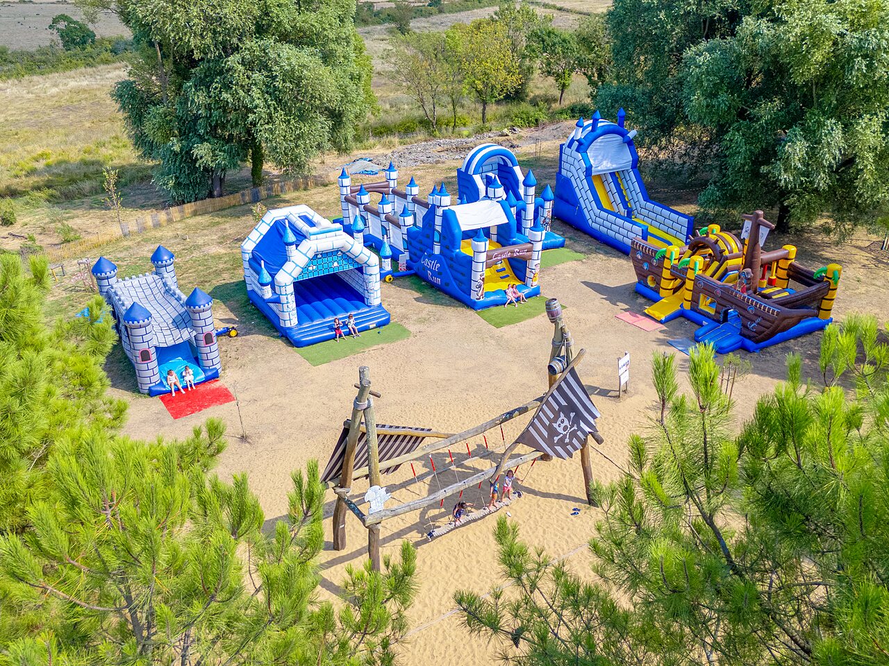 Jeux gonflables au camping CAPFUN Zagarella � LONGEVILLE SUR MER (85).