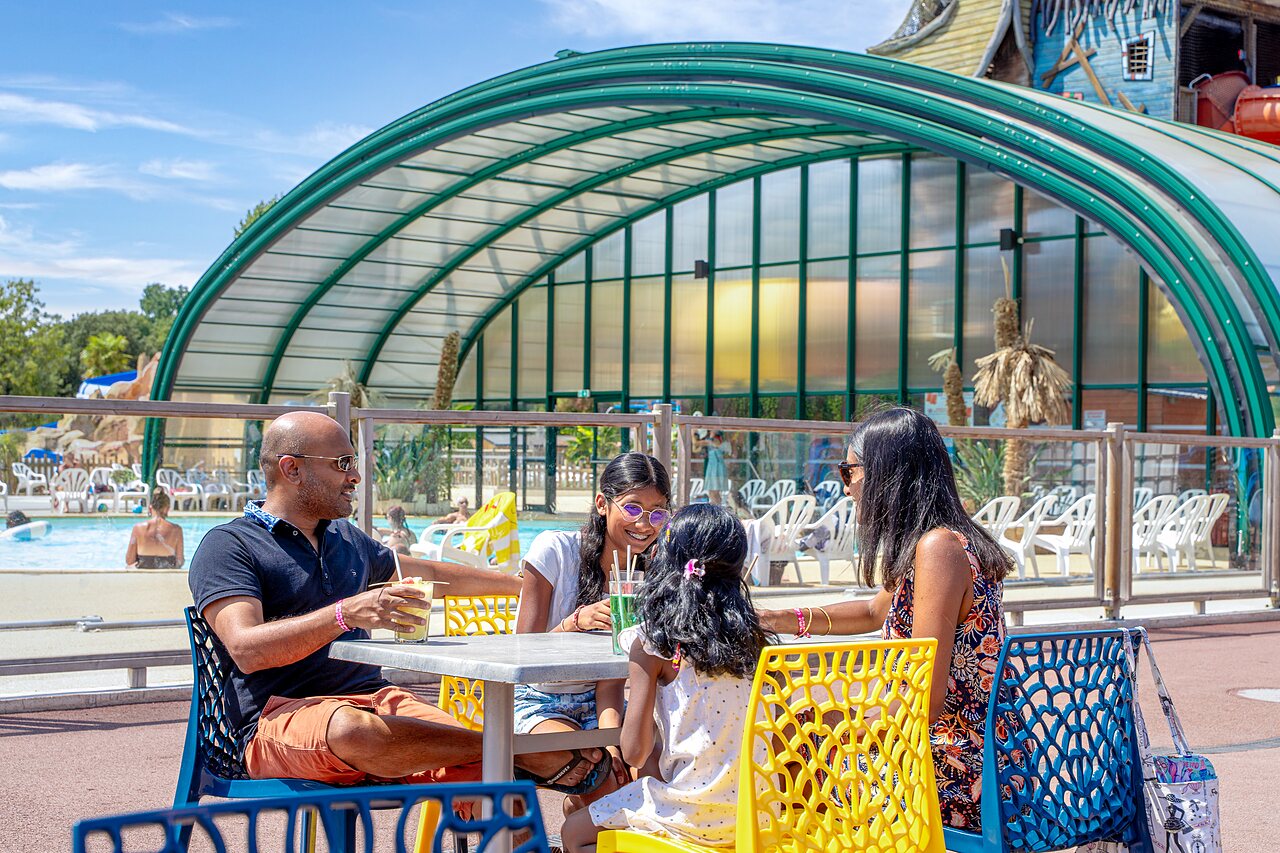 Famille au bar pr�s de la piscine couverte, CAPFUN Zagarella, LONGEVILLE SUR MER (85).