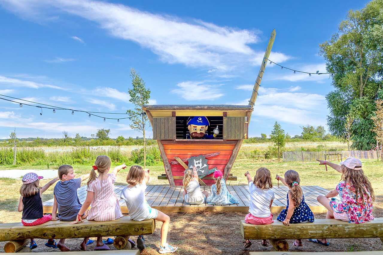 Spectacle pirate pour enfants au camping CAPFUN Zagarella � LONGEVILLE SUR MER (85).