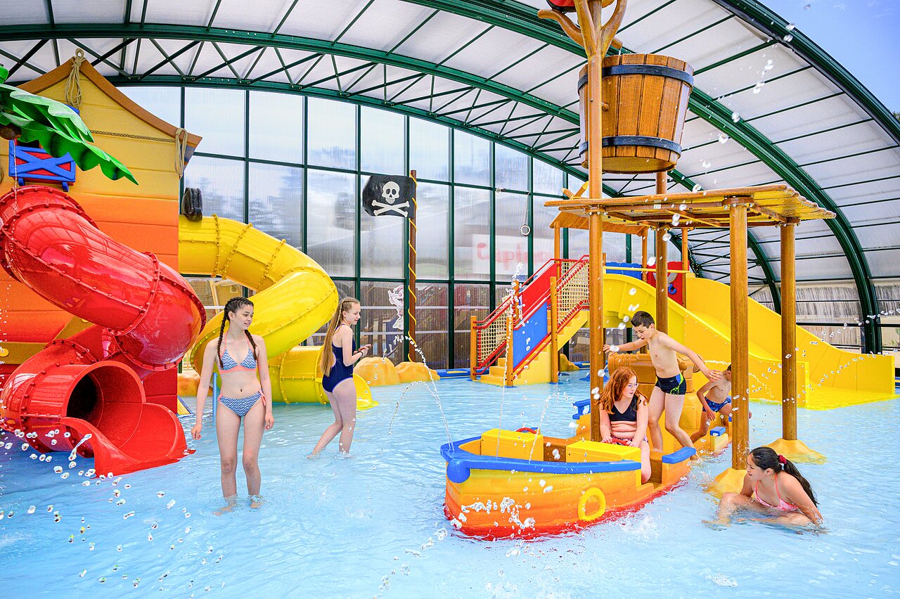 Piscine couverte, toboggans color�s, jeux aquatiques, CAPFUN Zagarella, LONGEVILLE SUR MER (85).