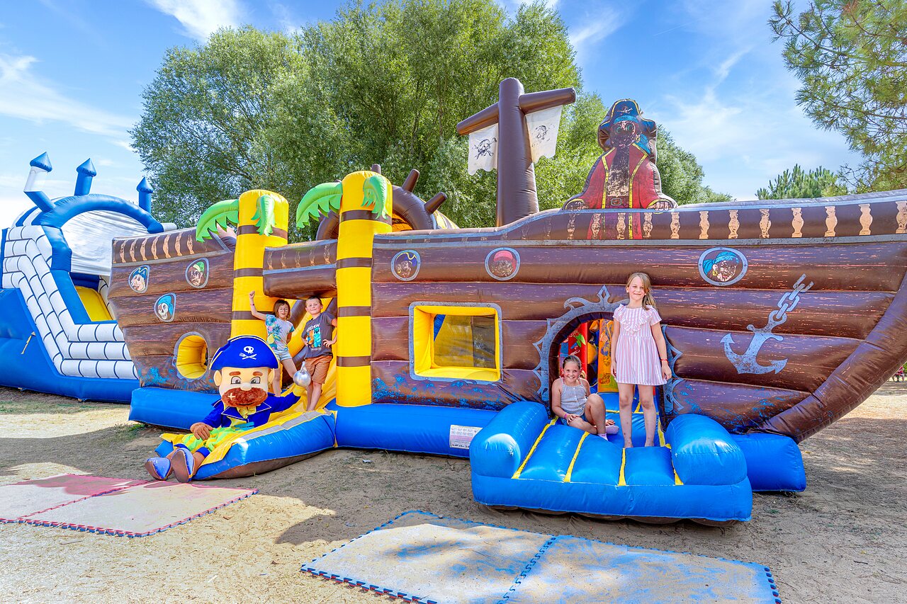 Bateau pirate gonflable au camping CAPFUN Zagarella � LONGEVILLE SUR MER (85).