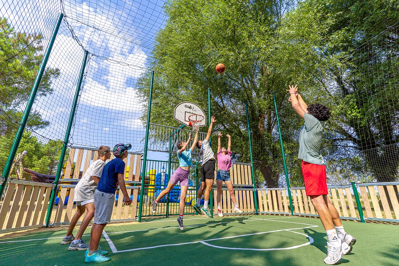 Jeunes jouant basketball sur terrain multisport au camping CAPFUN Zagarella � LONGEVILLE SUR MER (85).