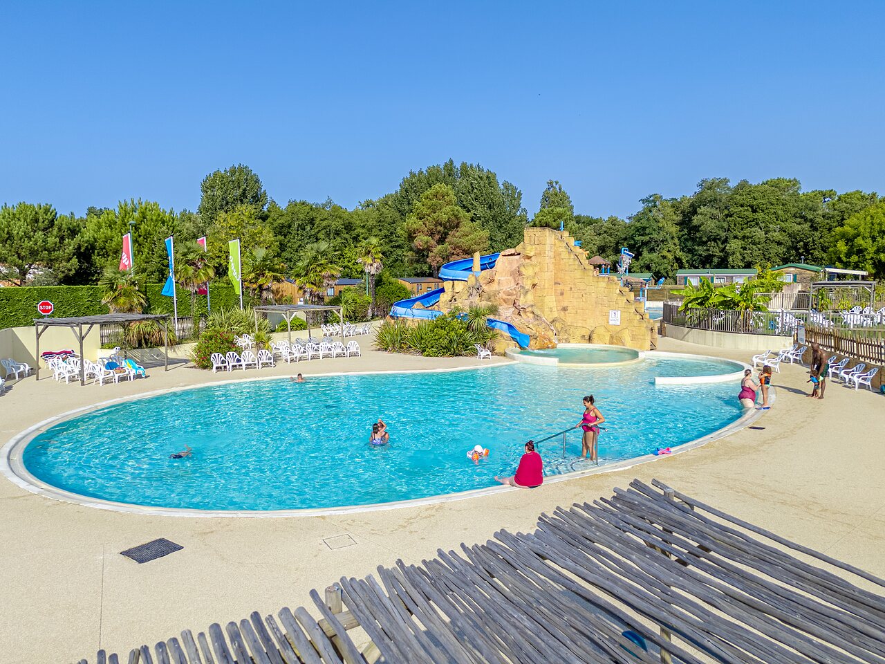 Piscine ext�rieure, toboggans et Mobil-homes au camping CAPFUN Zagarella � LONGEVILLE SUR MER (85).