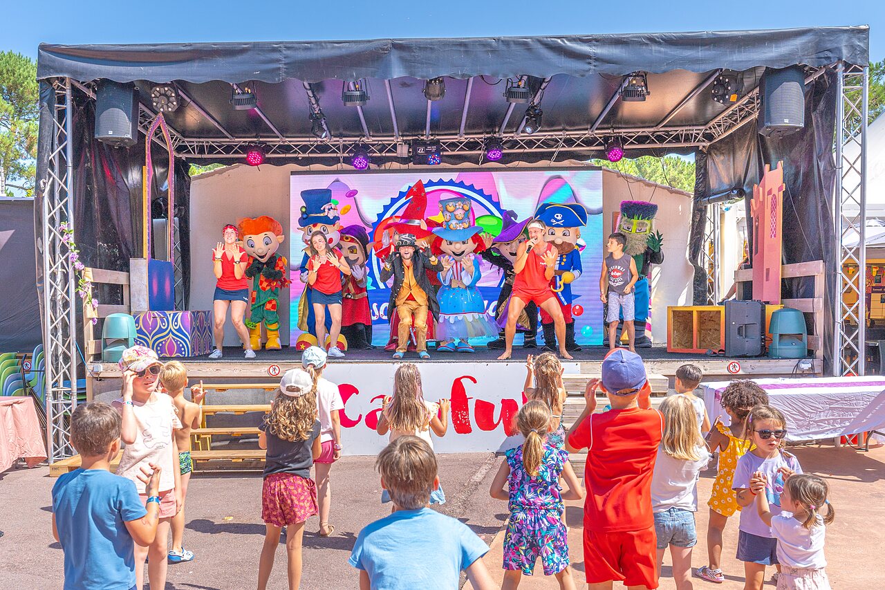 Spectacle enfants, mascottes au camping CAPFUN Zephir � Les Mathes La Palmyre.