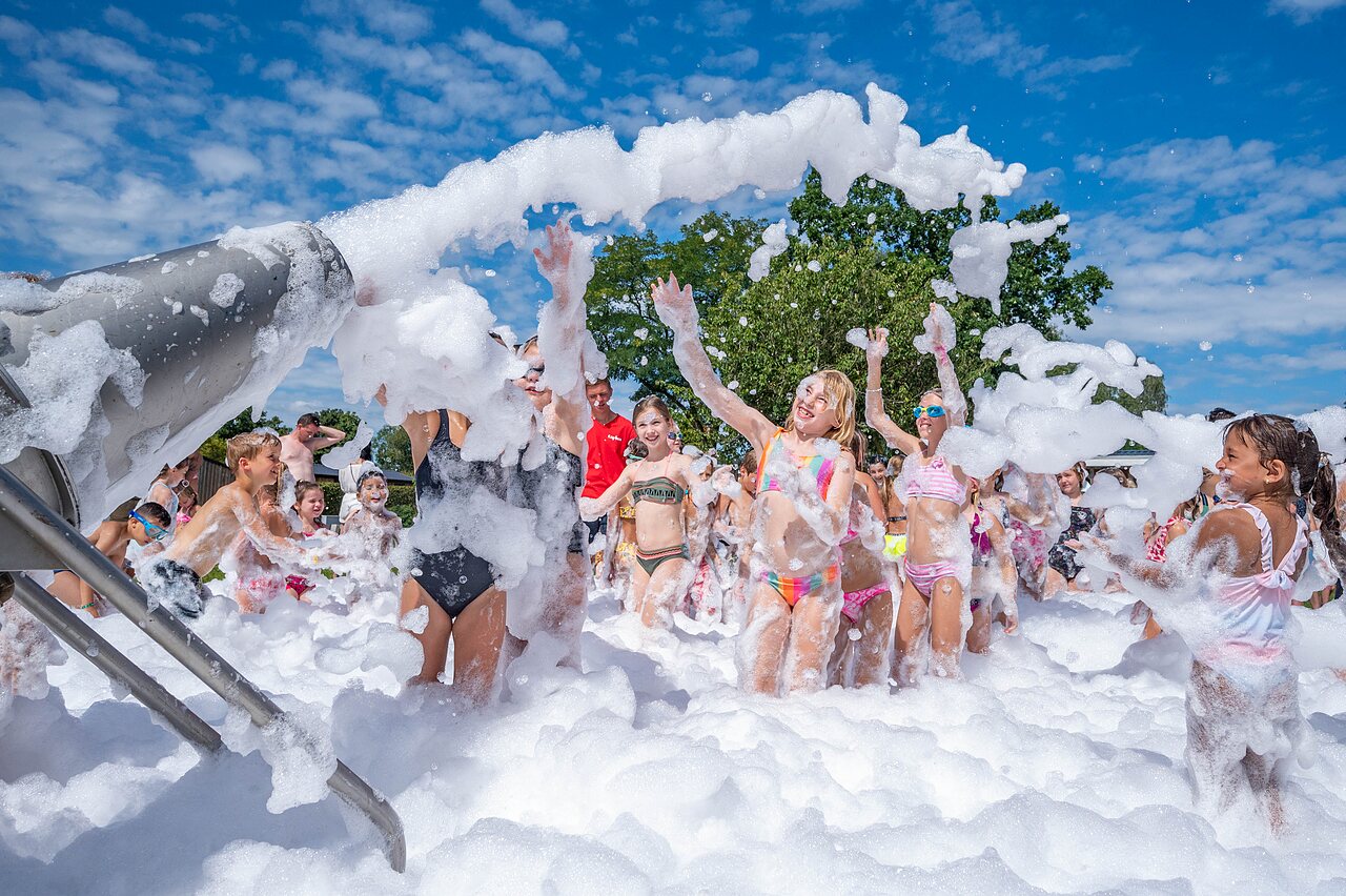 Animation mousse pour enfants joyeux au camping CAPFUN Zeumersehof � Voorthuizen.