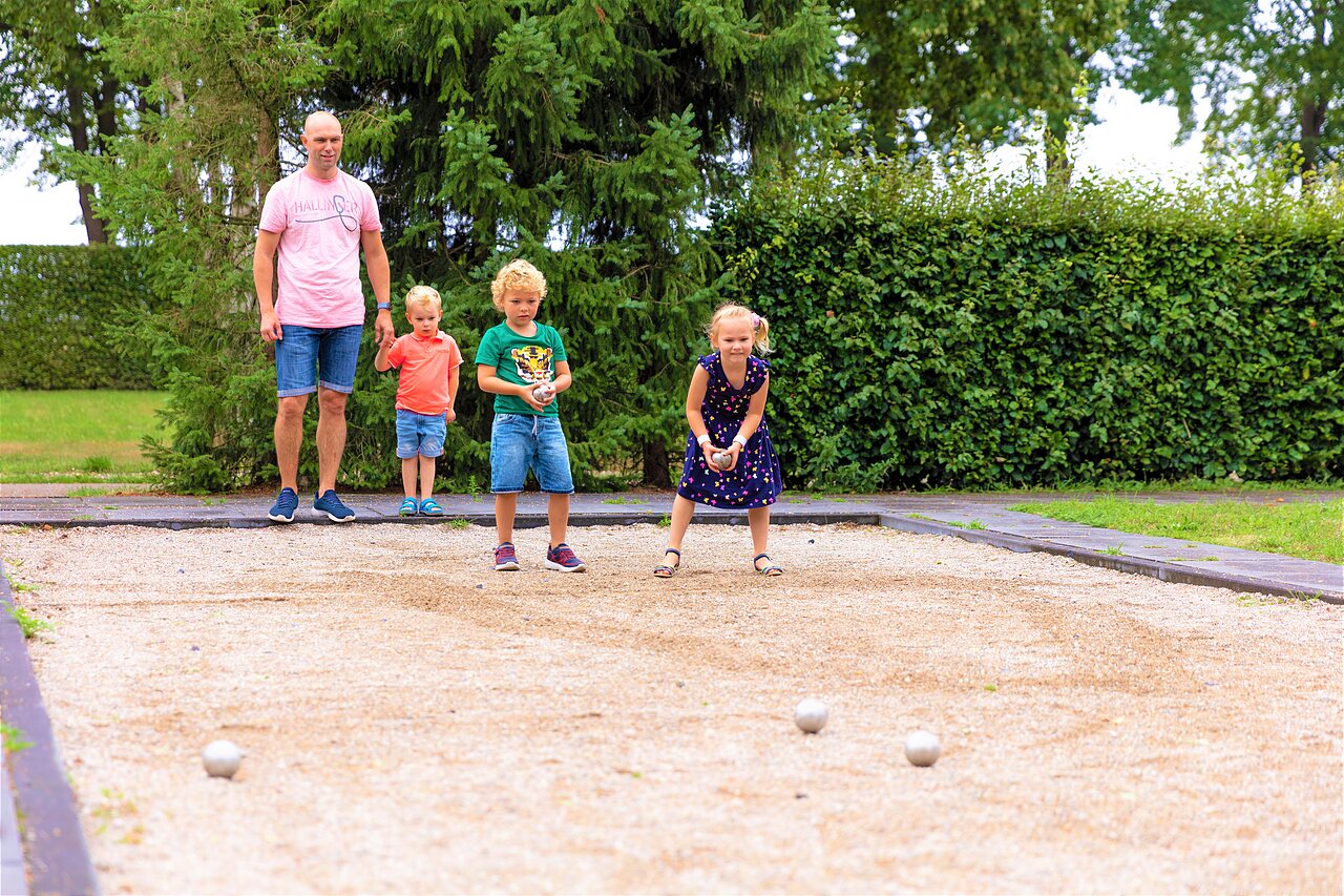 Terrain de p�tanque avec famille jouant au camping CAPFUN Zeumersehof � Voorthuizen.