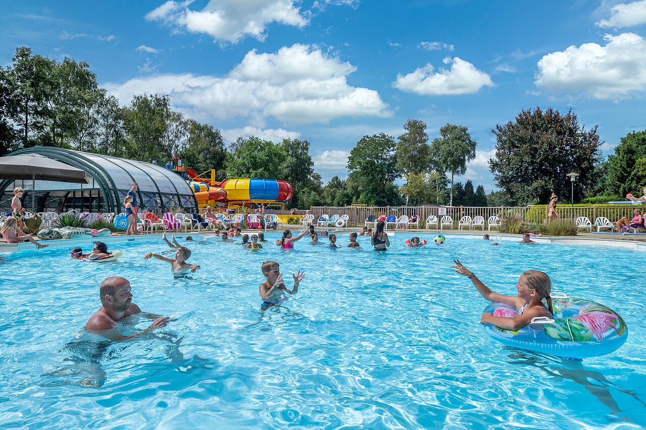 Piscine ext�rieure, toboggans aquatiques et baignade en famille au camping CAPFUN Zeumersehof � Voorthuizen.