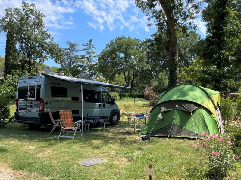 Emplacement + 2 pers + 1 voiture + 1 électricité  – Camping La Coutelière, Luberon