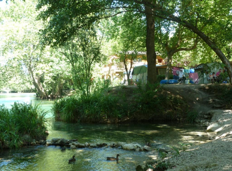 Emplacement rivière + 2 pers + 1 voiture – Camping La Coutelière, Luberon